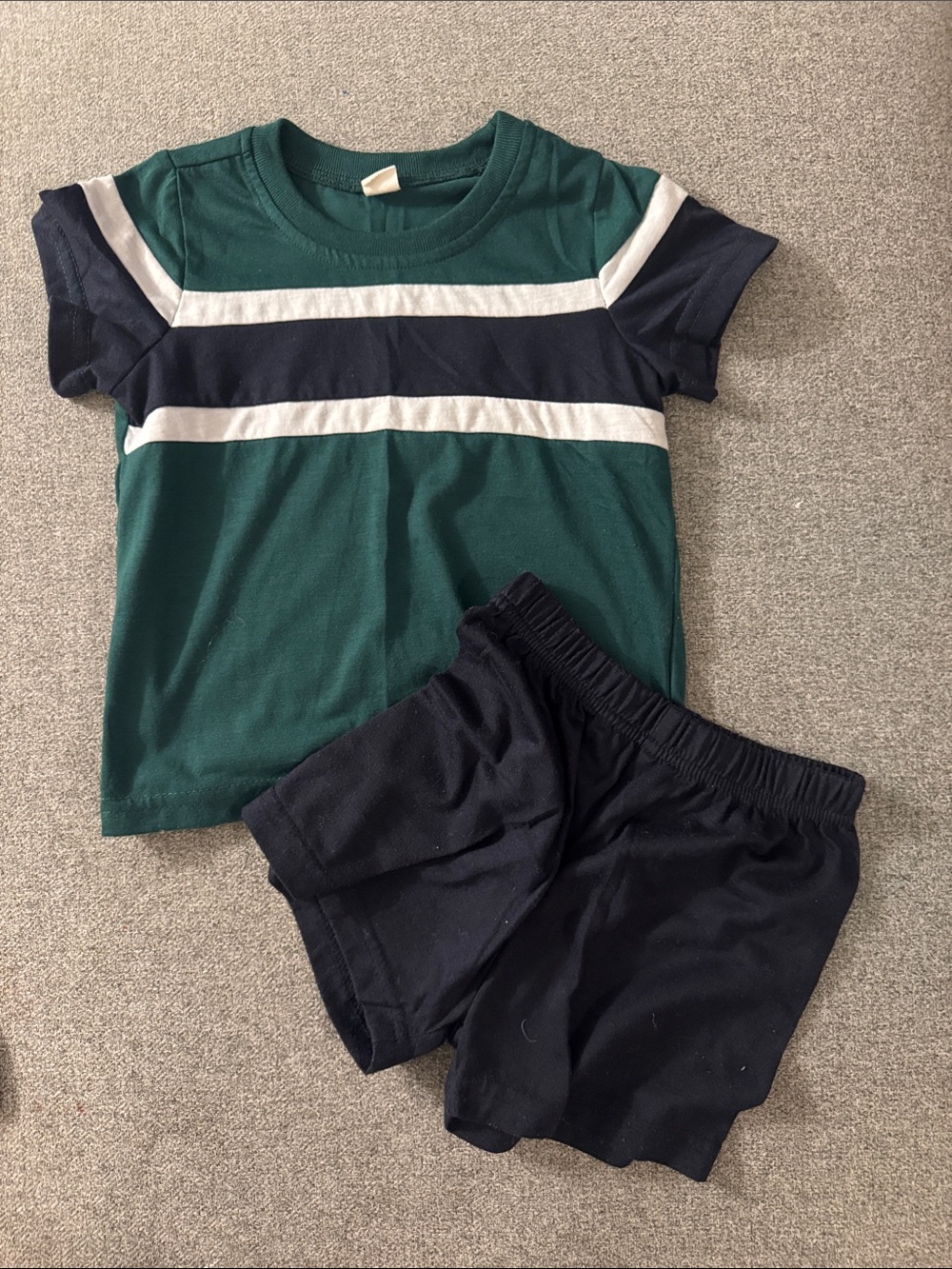 5/$15- Boy’s outfit size 4t